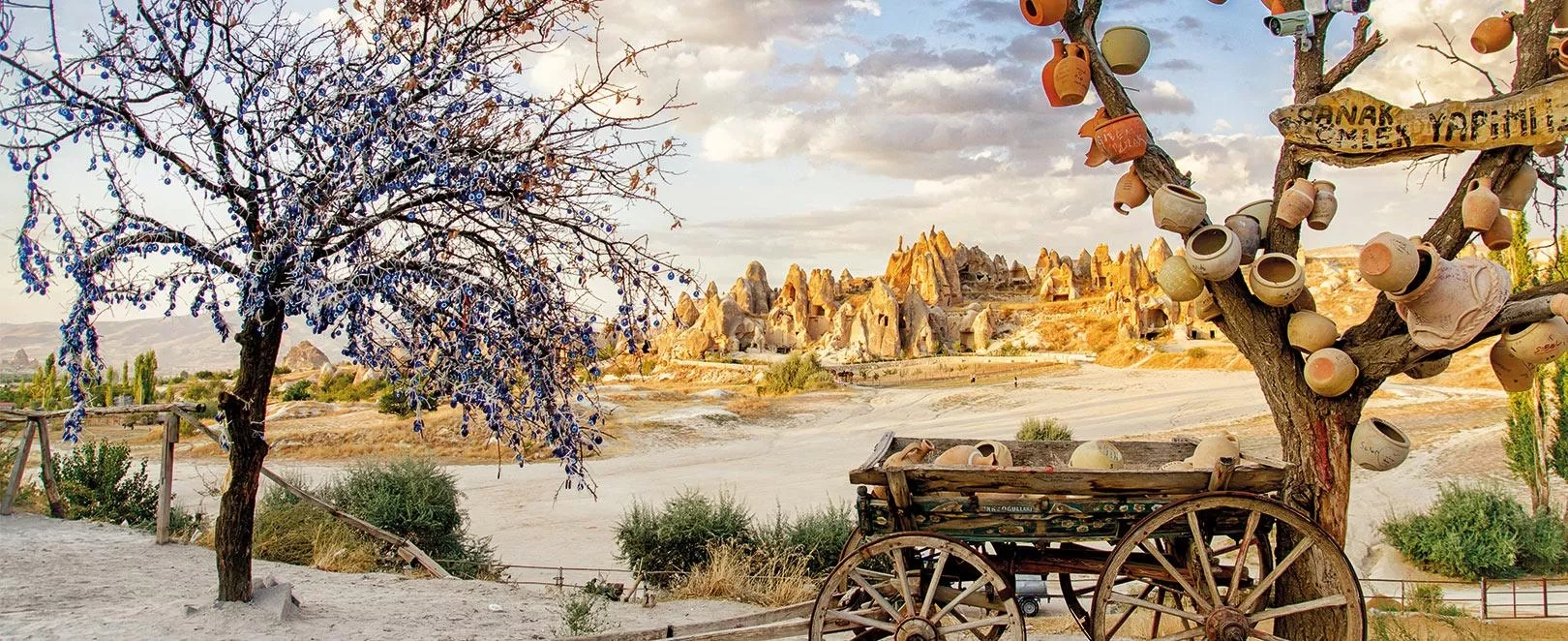 Panorama de la Cappadoce au lever du jour, vallées minérales et cheminées de fées en Turquie.