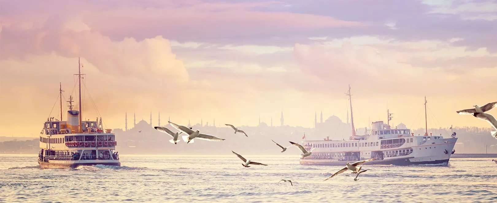 Skyline d’Istanbul au crépuscule, silhouettes de mosquées et reflets sur le Bosphore, image d’ambiance urbaine.