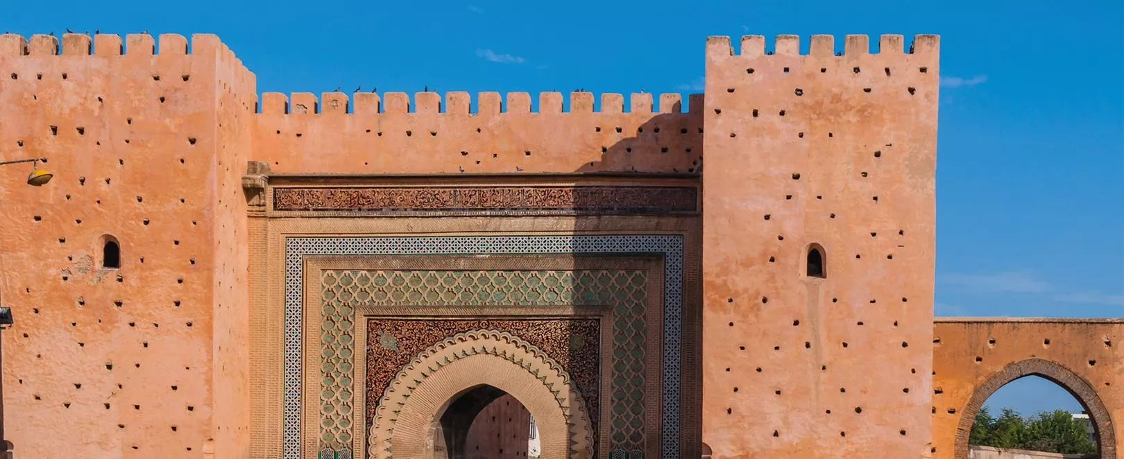 Vue de Meknès au Maroc, remparts et médina impériale sous lumière dorée, destination culturelle authentique
