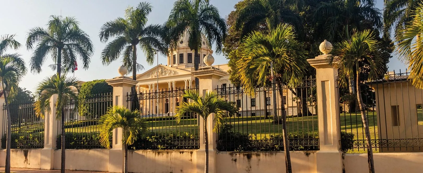 bâtisse coloniale de Saint Domingue avec des palmiers