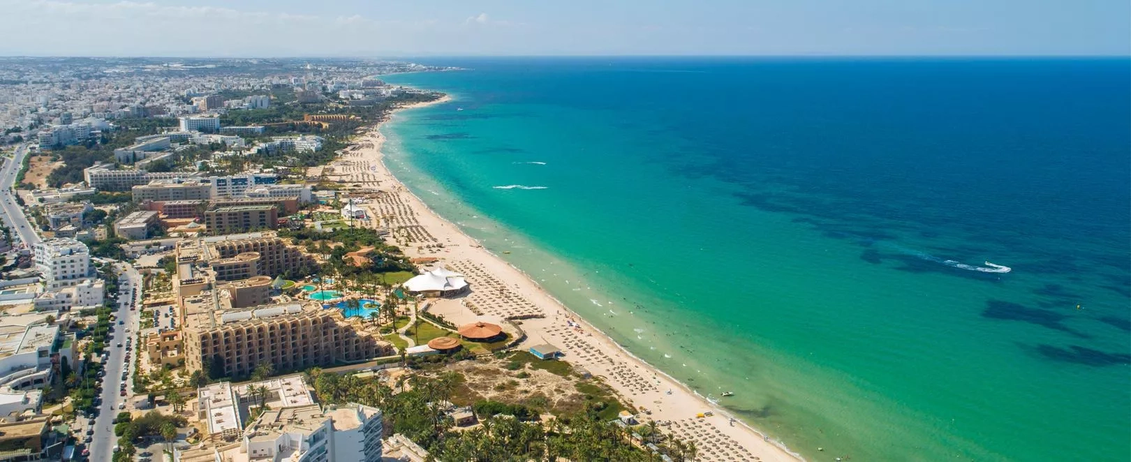 Vue panoramique de Sousse, station balnéaire de Tunisie entre plages, médina classée UNESCO et mer bleue