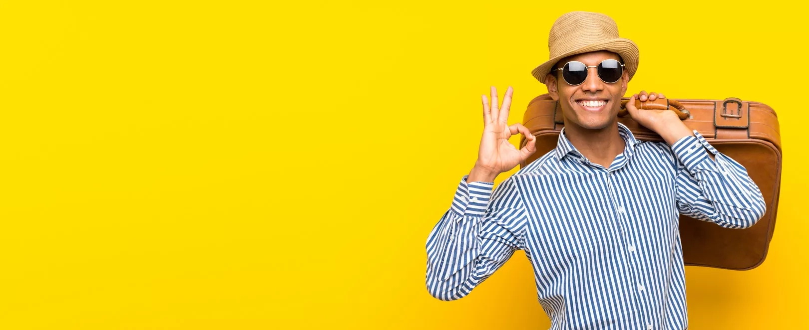 Homme qui fait OK avec les mains