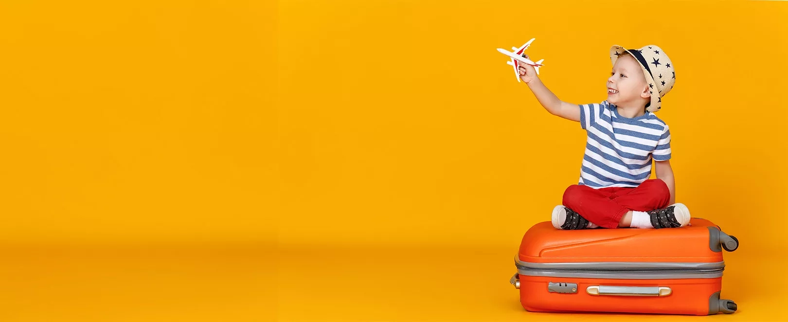 Enfant sur une valise