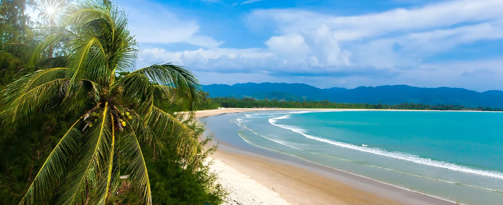 Plage de Khao Lak en Thaïlande, sable blanc et palmiers