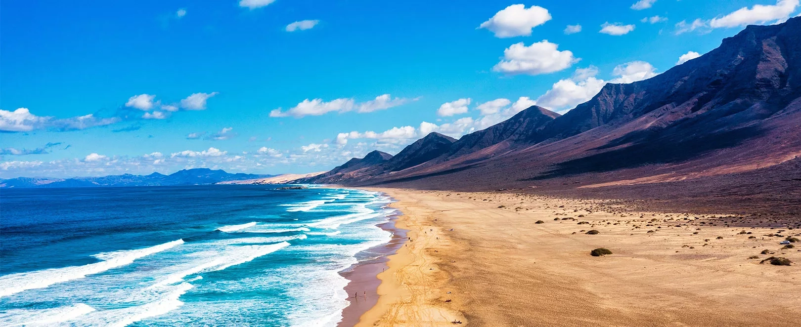 L'océan à gauche et des dunes de sable à droite représentant les Canaries