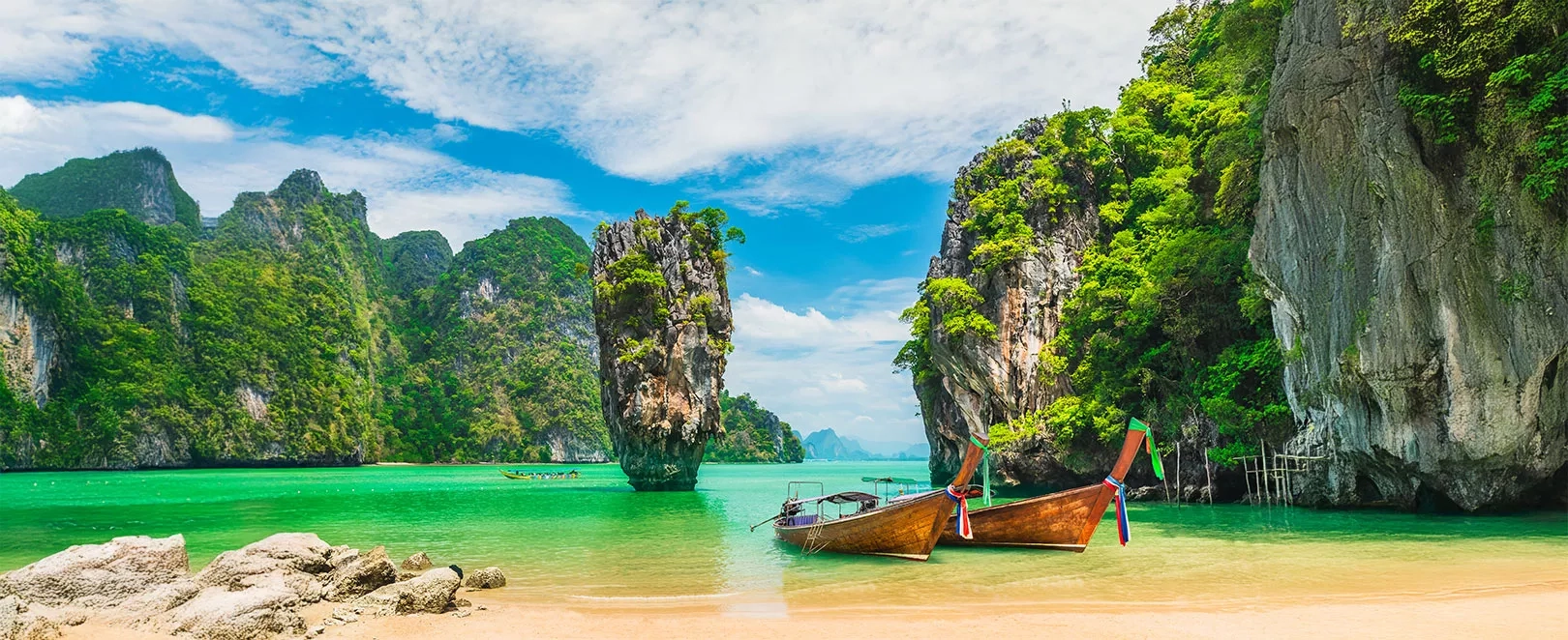 Baie de Phang Nga près de Khao Lak avec pitons karstiques et bateaux traditionnels