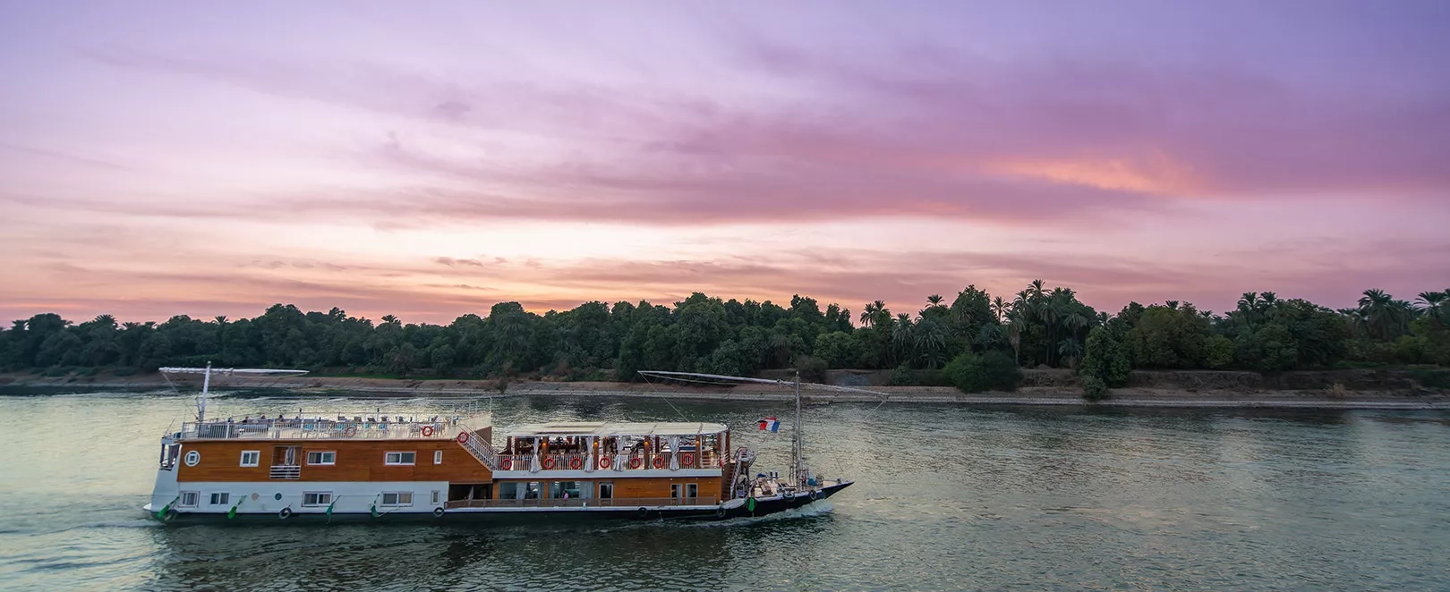 Bateau sur le Nil au couché du soleil