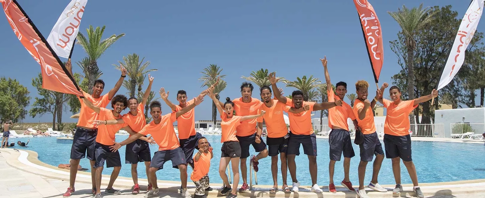 équipe d'animateurs devant une piscine