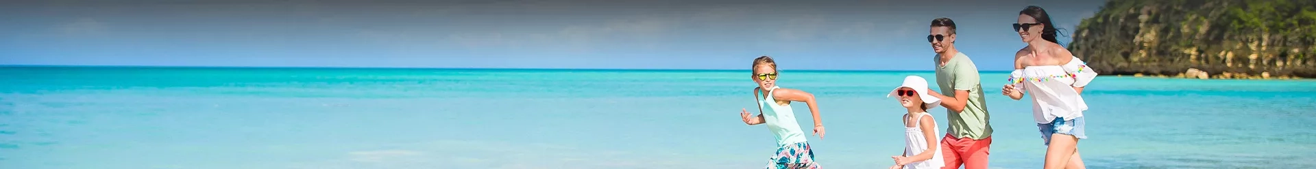 famille courant sur la plage