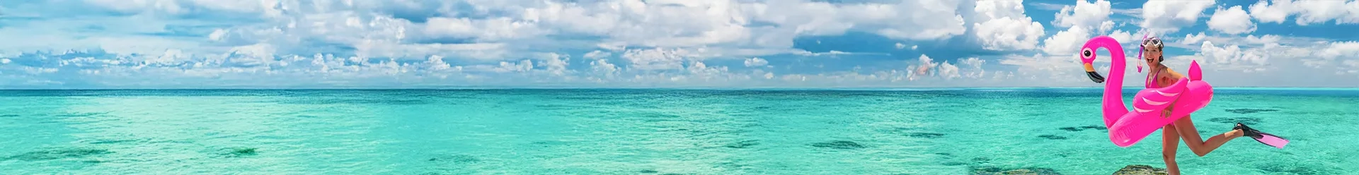 femme sur une plage dans une bouée flamant rose