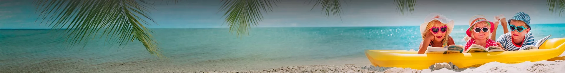 3 enfants avec lunettes de soleil et chapeaux accoudés à une bouée jaune devant la mer
