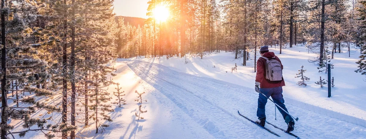 homme faisant du ski de fond dans la neige