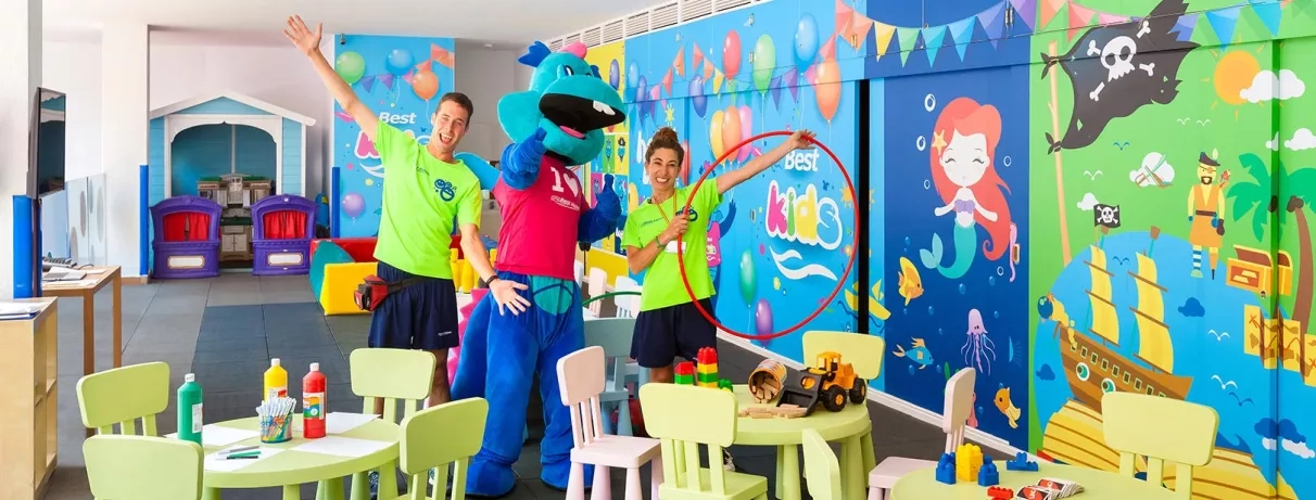 Un club pour enfants avec des animateurs et une mascotte bleue.