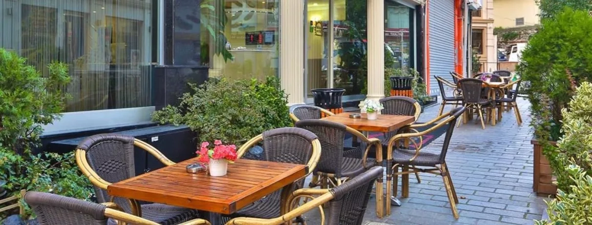 bar extérieur sur la terrasse de l'hôtel