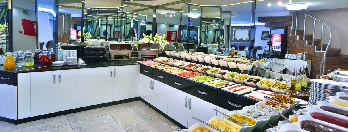 grand comptoir en long avec le buffet