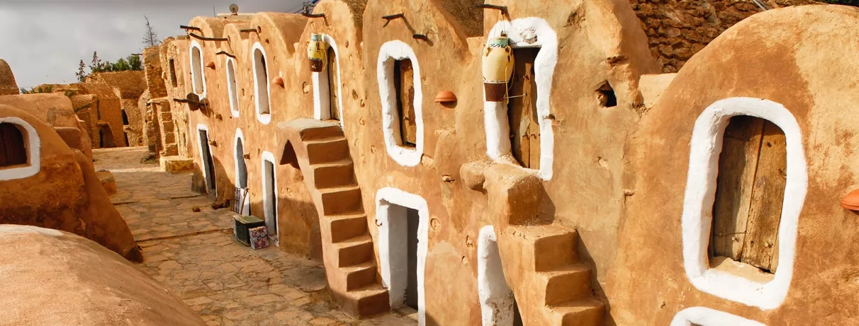 Visite des ghorfas de Médenine, anciens greniers berbères traditionnels sculptés dans la roche au Sud tunisien.