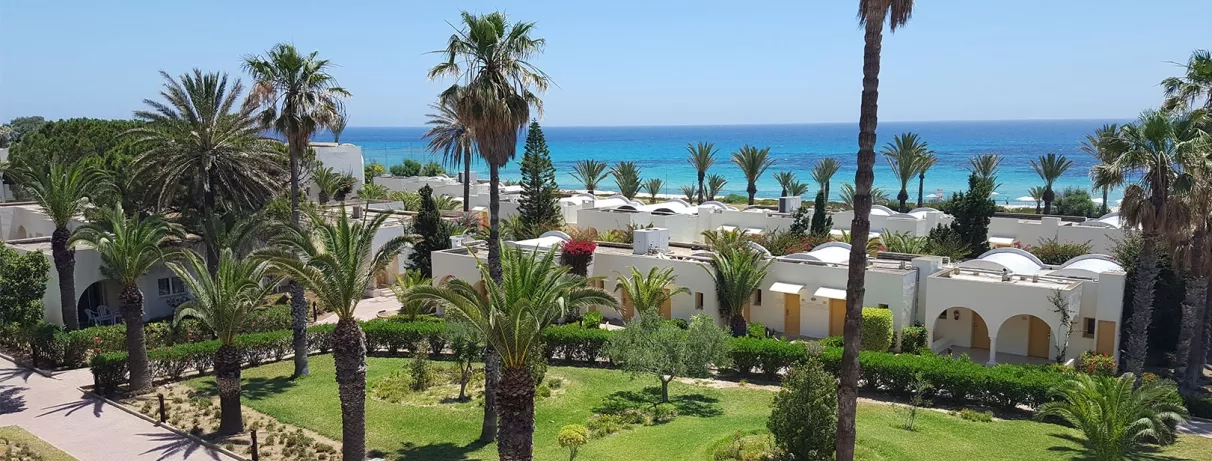 Bungalows entourés de jardins près de la mer