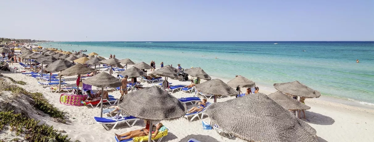 Plage de l'hôtel équipée de transats et parasols 