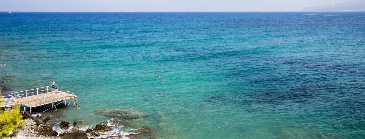 Vue panoramique sur la plage devant la terrasse de l'hôtel