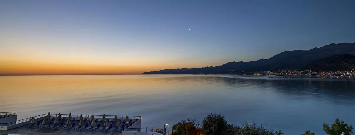 vue aérienne du coucher de soleil sur la mer, avec la terrasse de l'hôtel 