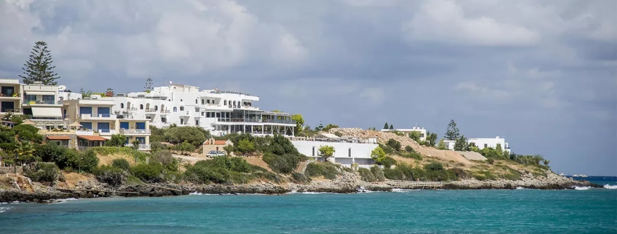 vue panoramique de l'hôtel donnant sur les rochers et la plage, la piscine et le bâtiment