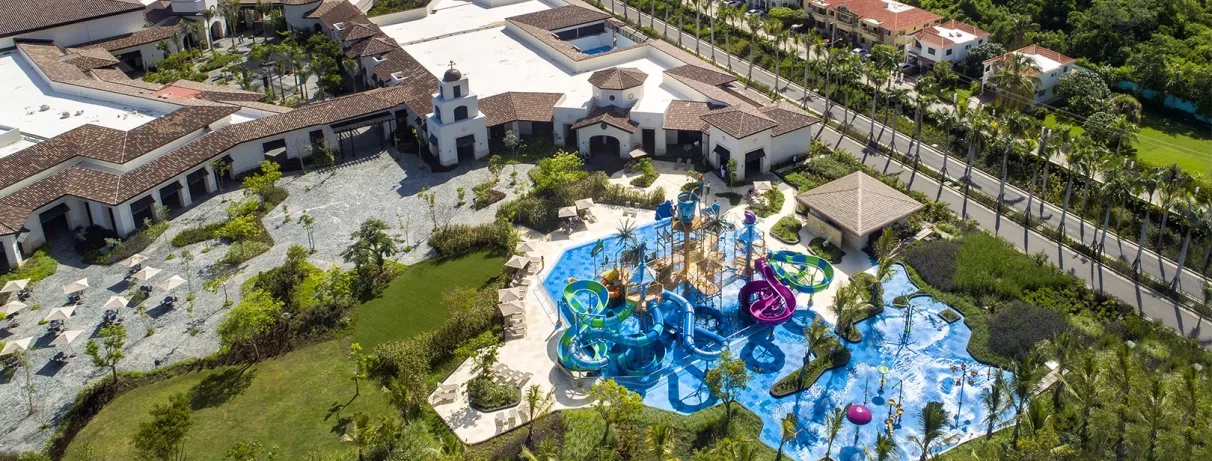 vue aérienne aquapark, piscine, toboggans, végétation luxuriante