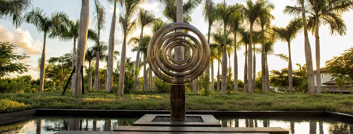 palmiers et décoration en cercle, sculpture, entrée de l'hôtel, végétation