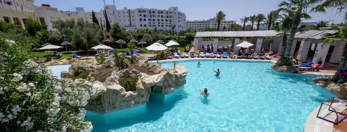 piscine extérieure avec transats autour 
