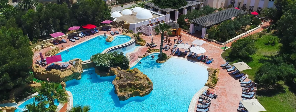 vue aérienne de la piscine extérieure vide avec transats 