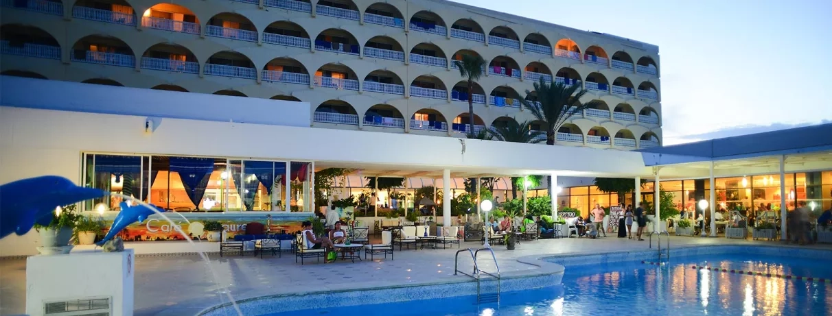 piscine et bâtiment hôtel