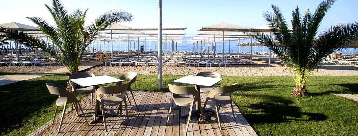 chaises et table sur la terrasse en bois devant la mer 