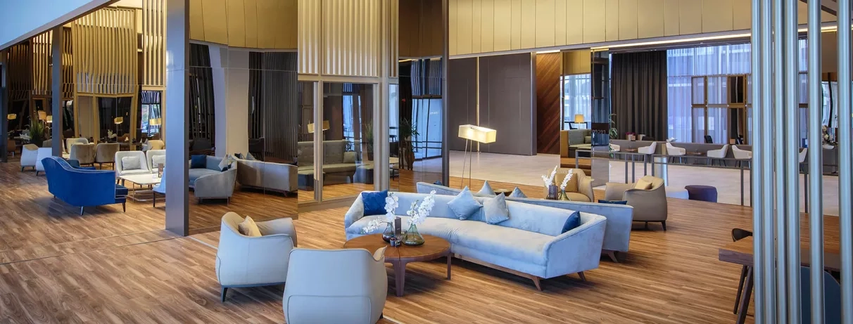 hall d'entrée avec coin salon équipé de canapés et de fauteuils