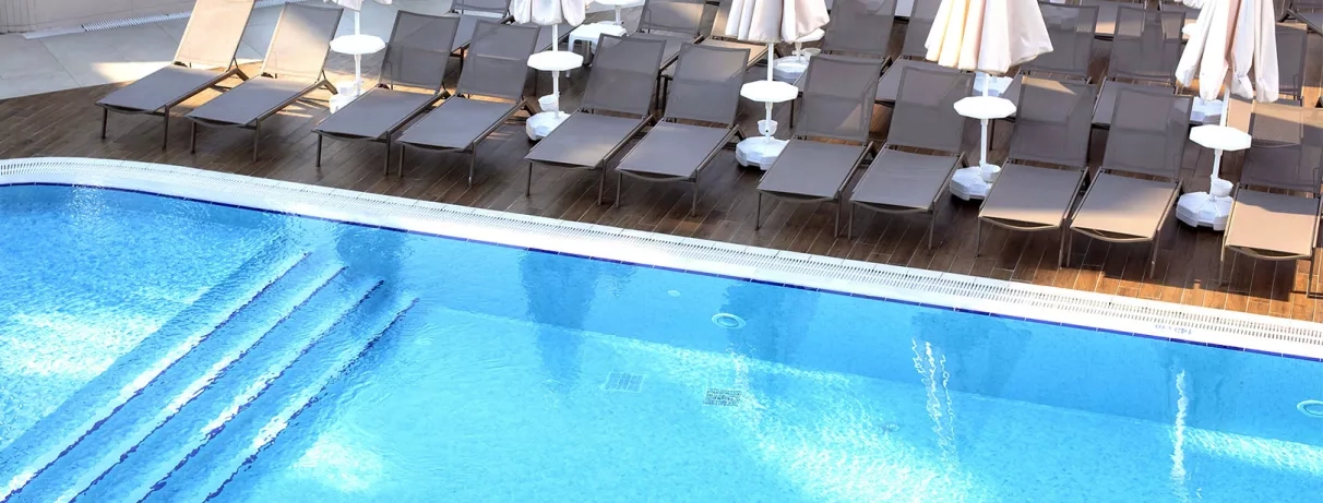 vue de près de la piscine avec transats et parasols