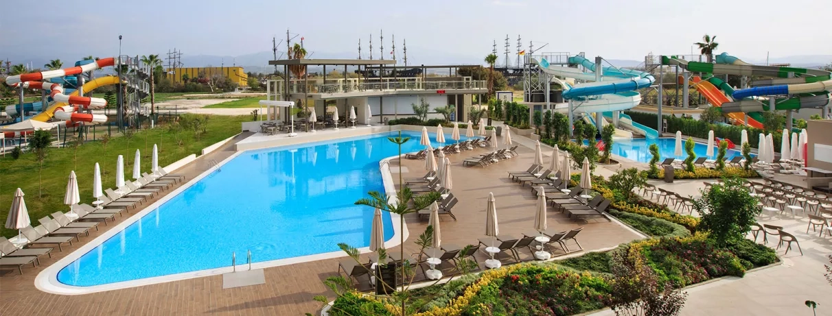 piscine avec toboggans aquatiques et transats et parasols