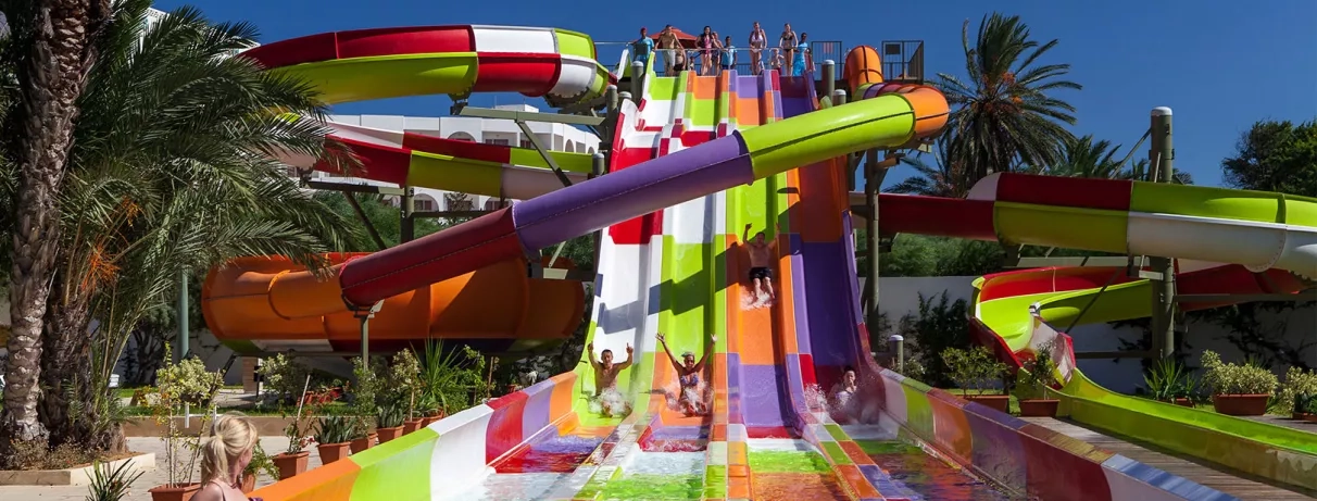 Parc aquatique avec toboggans colorés géants pour des vacances en famille au Sahara Beach Monastir.