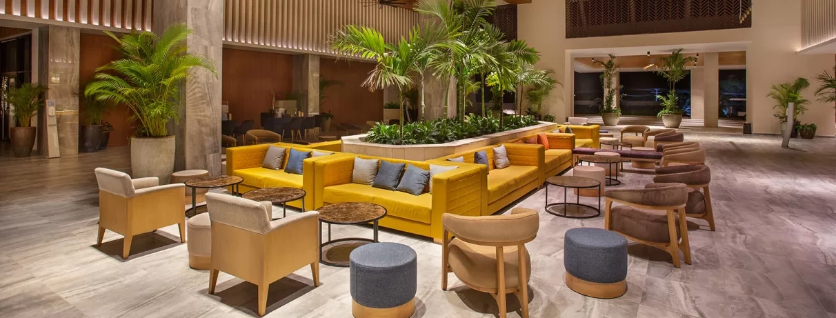 hall de l'hôtel, palmiers, architecture coloniale, fauteuils et banquettes