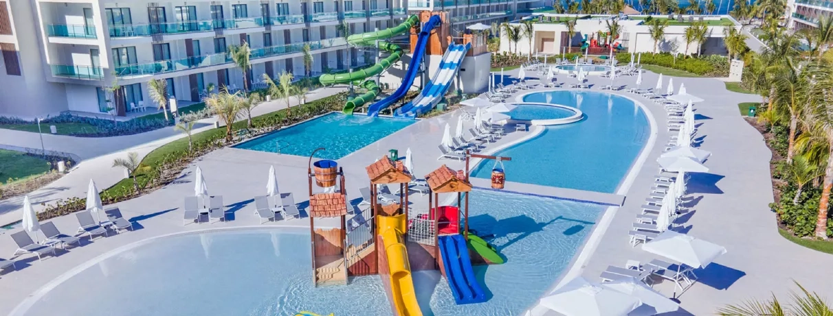 aquapark pour enfants, toboggans, transats, parasols, hôtel, palmiers, piscines