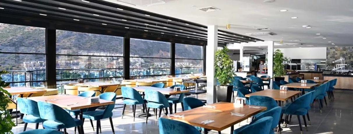 Une terrasse de restaurant couverte offrant un cadre face à la mer.