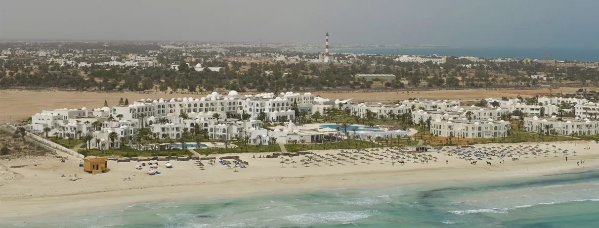 Vue aérienne de l'hôtel Vincci Helios Beach en bord de mer à Djerba, Tunisie, destination balnéaire.