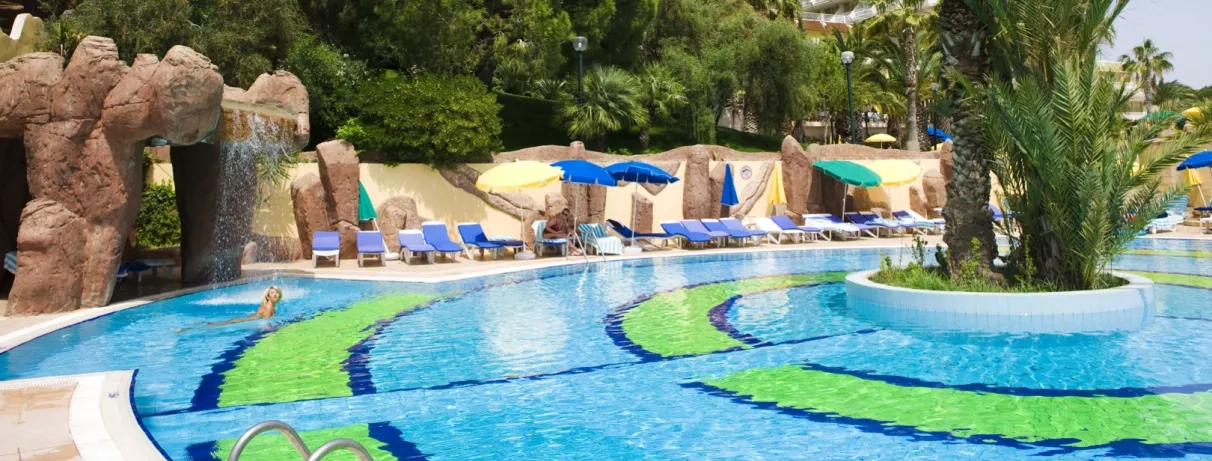 Un bassin et une structure de rochers artificiels pour une ambiance de détente.