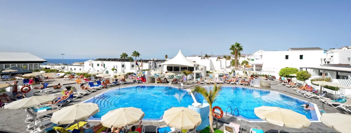Une vue panoramique du complexe hôtelier avec ses piscines bleues.