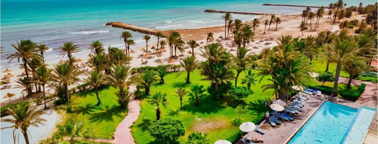 Coucher de soleil sur la plage et la mer Méditerranée au complexe hôtelier Palm Azur.