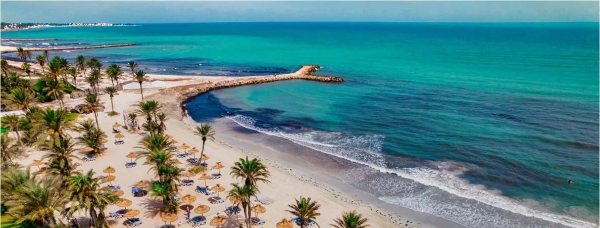 Vue aérienne de la plage paradisiaque et de la mer turquoise au Palm Azur à Djerba.