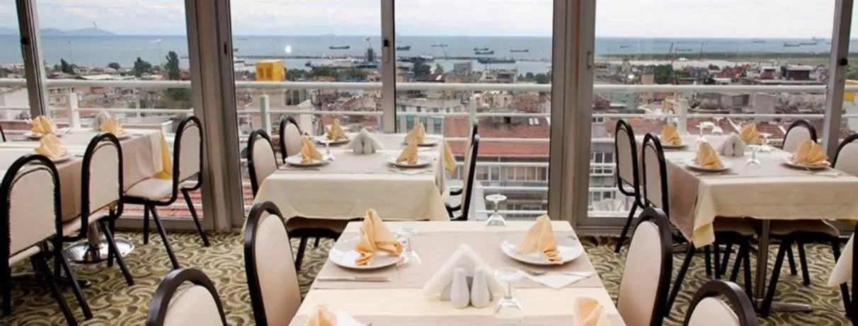 salle de restaurant de l'hôtel