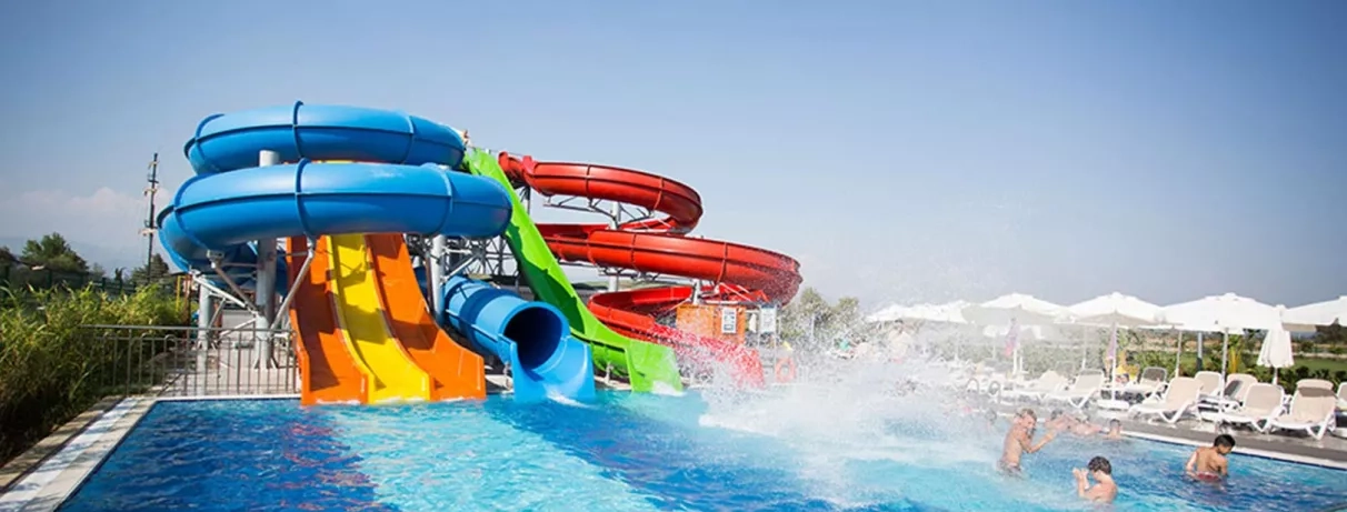 vue de la piscine extérieur de l'hôtel avec des toboggans