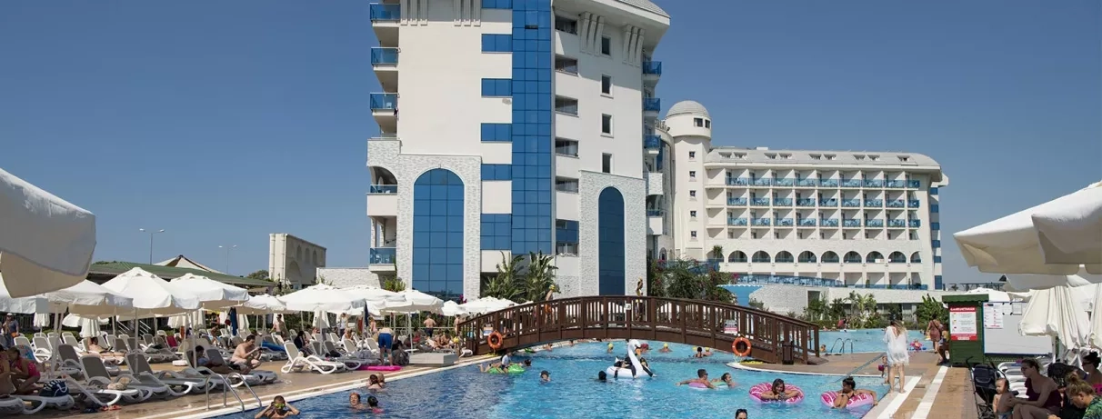 vue de la piscine et de l'infrastructure de l'hôtel