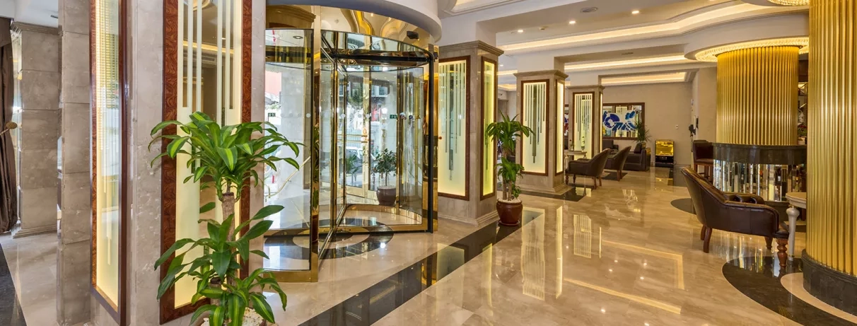 hall d'entrée de l'hôtel lumineux