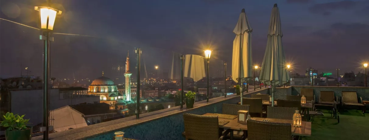 vue de nuit de la piscine de l'hôtel