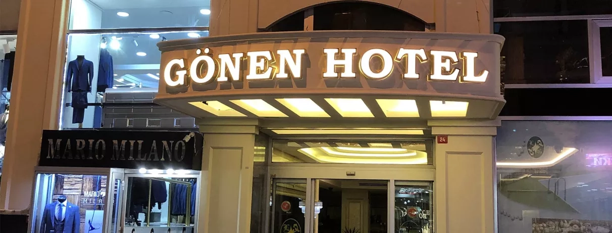 façade extérieur de l'hôtel avec sa porte d'entrée