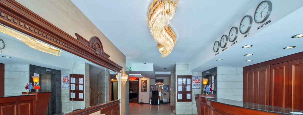 hall d'entrée avec comptoir de réception